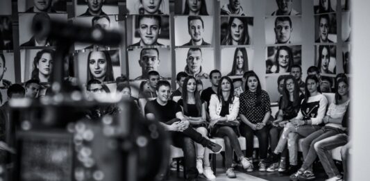 UPIRANJE PRSTA U RAZLIČITOST